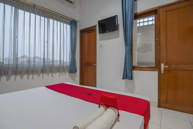 Hotel Reddoorz Near Setrasari Mall