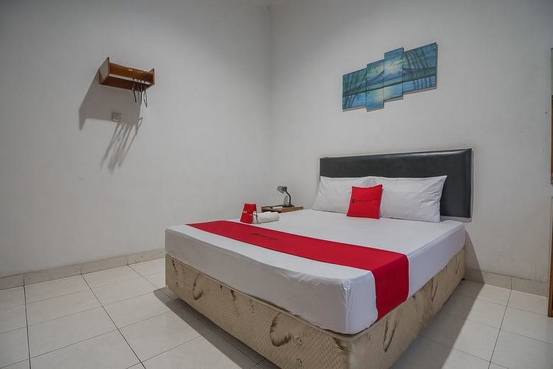 Hotel Reddoorz Near Setrasari Mall