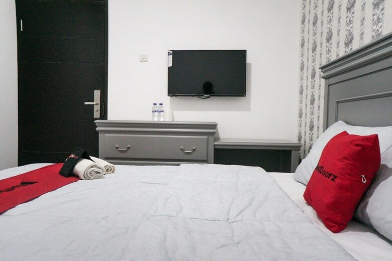 Hotel Reddoorz Plus @ Tlogomas