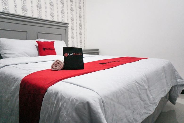 Hotel Reddoorz Plus @ Tlogomas