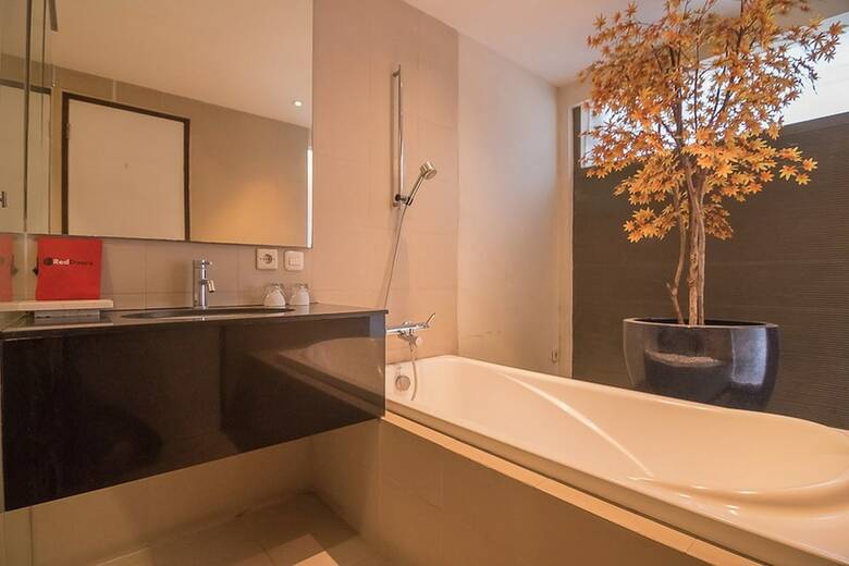 Hotel Reddoorz Plus @ Cipaganti Street 3