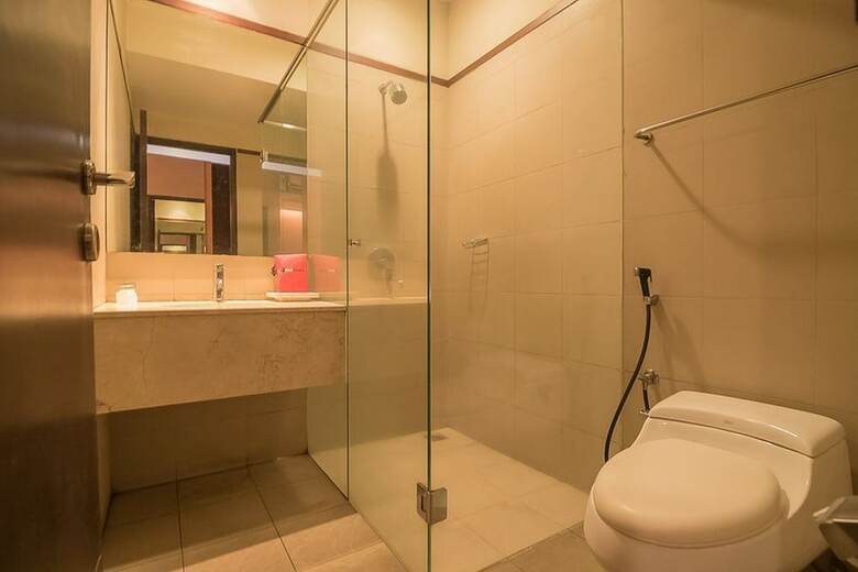 Hotel Reddoorz Plus @ Cipaganti Street 3