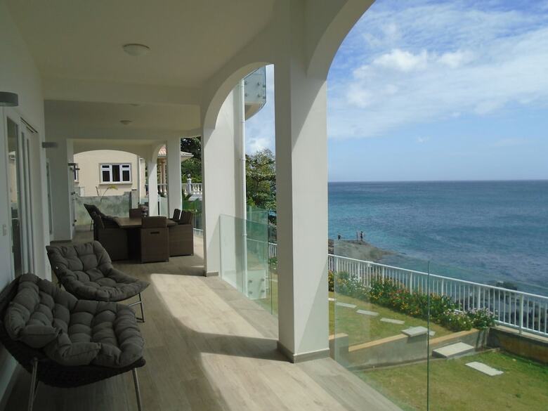 Apartamentos Vallonend Beach Front Villa