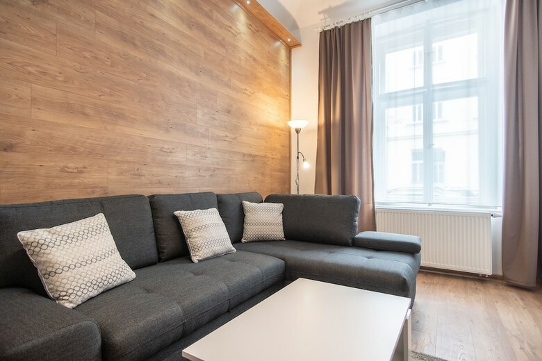 Refurbished 1br Apartment In Nice Quiet Area With Free Parking