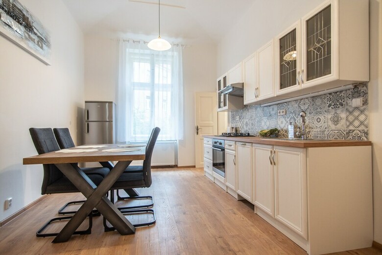 Refurbished 1br Apartment In Nice Quiet Area With Free Parking