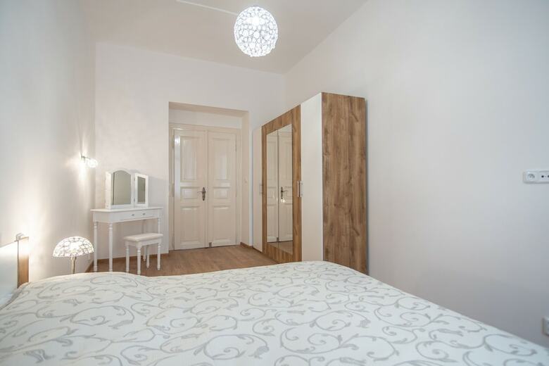 Refurbished 1br Apartment In Nice Quiet Area With Free Parking