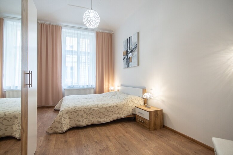 Refurbished 1br Apartment In Nice Quiet Area With Free Parking
