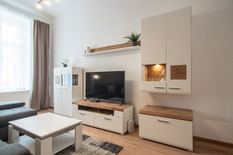 Refurbished 1br Apartment In Nice Quiet Area With Free Parking