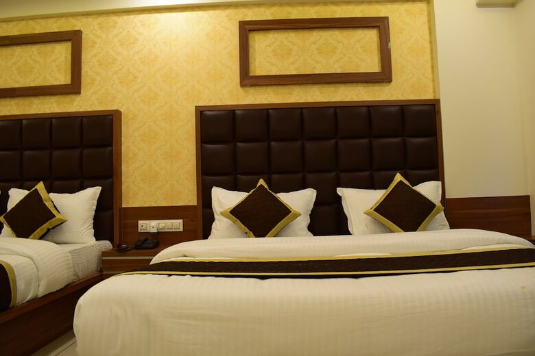 Hotel Royal Square By Sky Stays