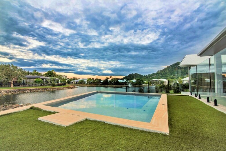 Isle Be Back Waterfront Luxury With Pool