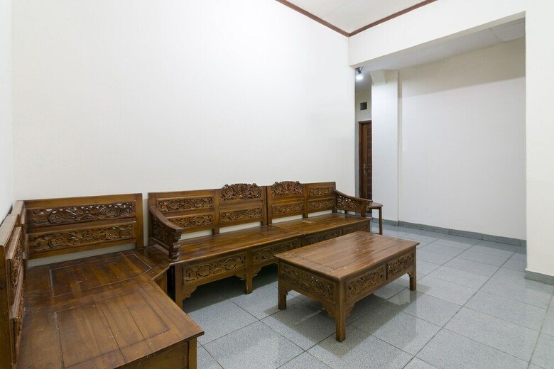 Hostal Oyo 1212 Hotel Pakuning