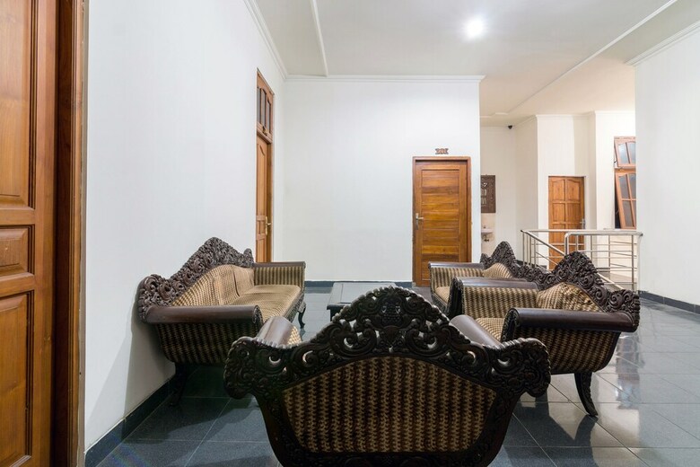 Hostal Oyo 1212 Hotel Pakuning