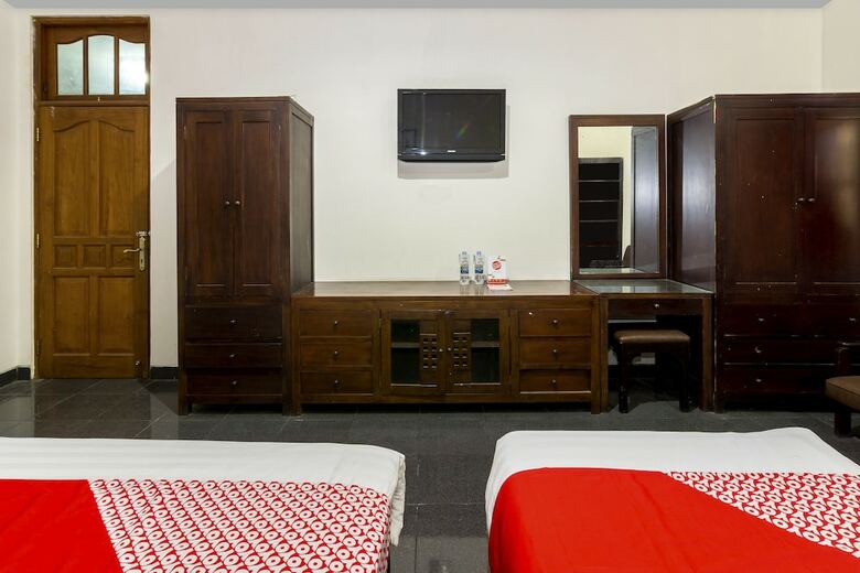 Hostal Oyo 1212 Hotel Pakuning