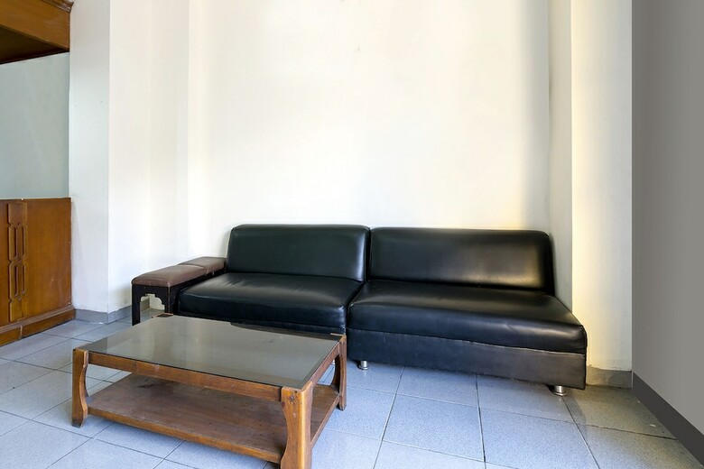 Hostal Oyo 1212 Hotel Pakuning