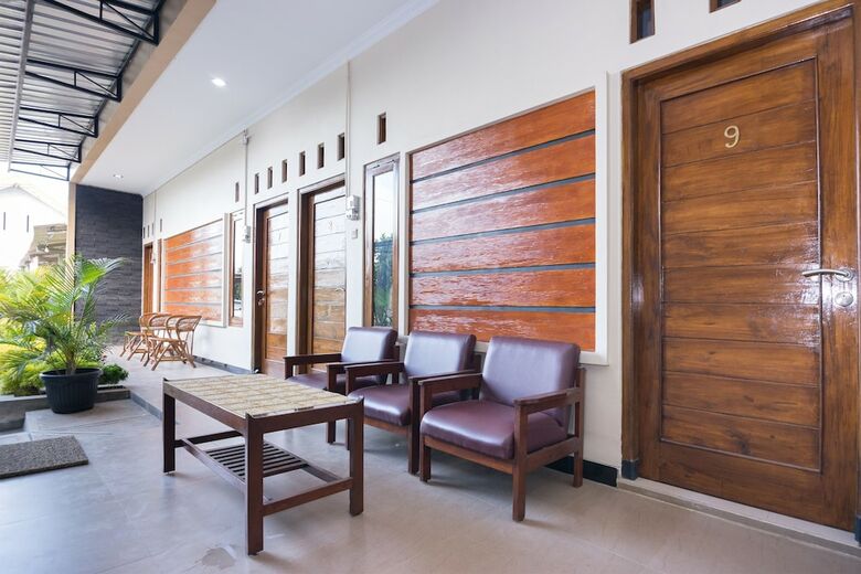 Hostal Oyo 1226 Al Abror Homestay