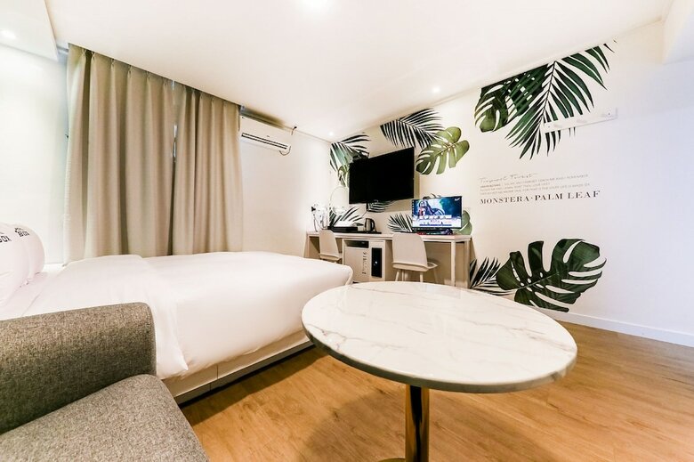 Hotel Box