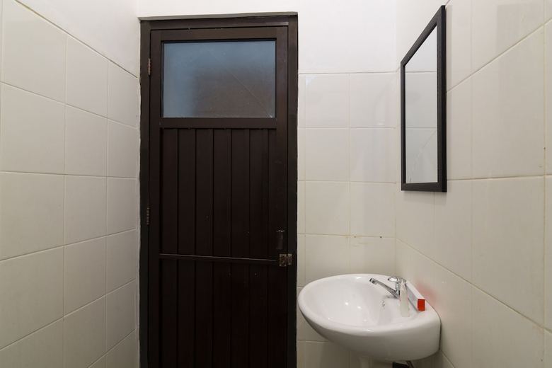 Hostal Oyo 1242 Penginapan Rb Syariah