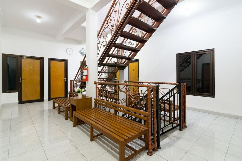 Hostal Oyo 1242 Penginapan Rb Syariah