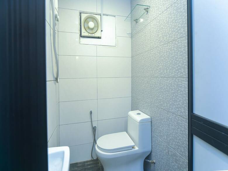 Oyo 44052 Seven Hotel