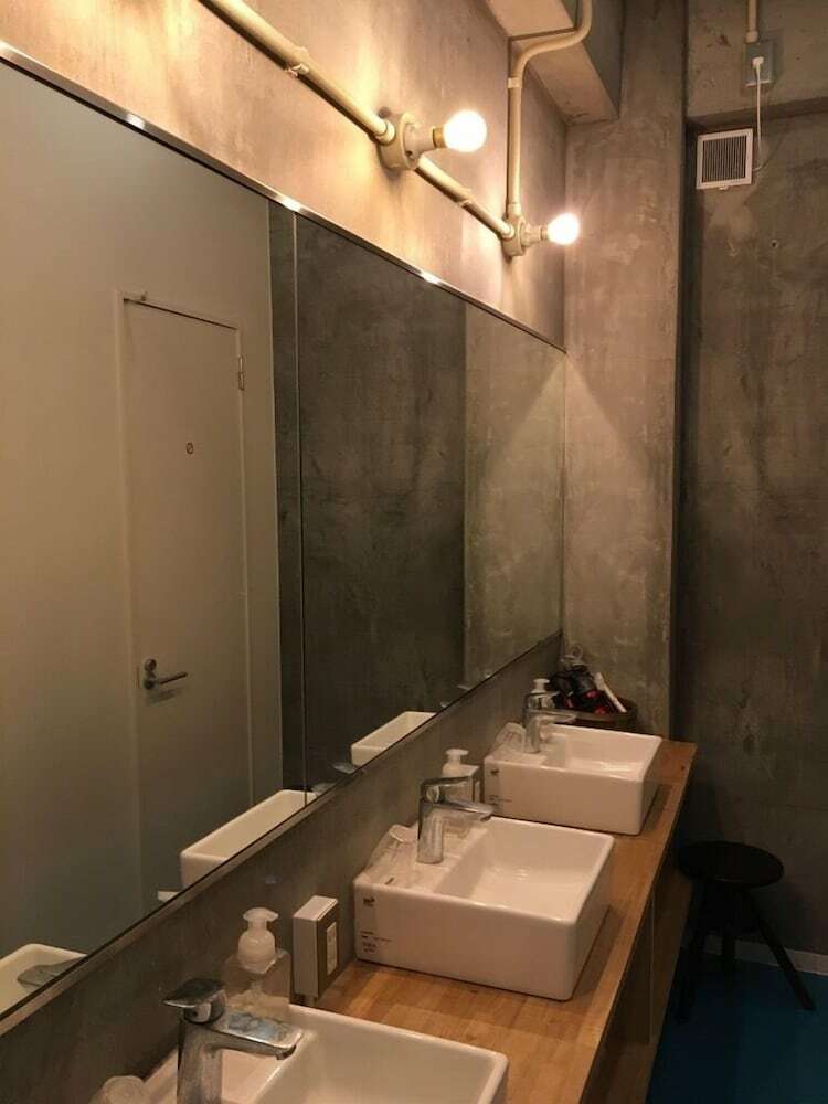 Hostal Wharf Inn - Hostel