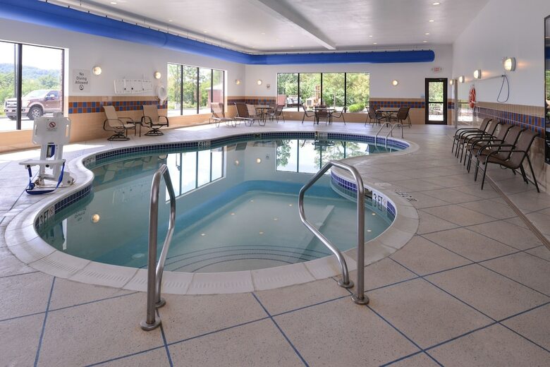 Hotel Holiday Inn Express And Suites Fairmont