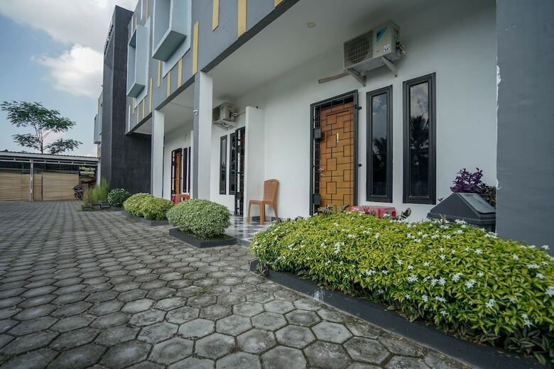 Hostal Oyo 1266 Green Palm Kostel Syariah