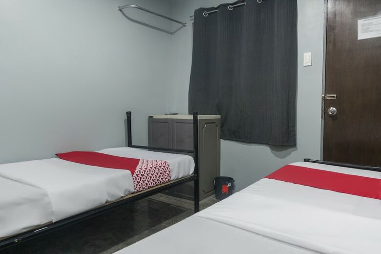 Hostal Oyo 561 Abn Hostel
