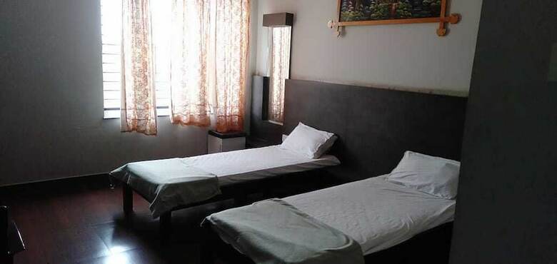 Hotel Iroomz Shivaratna Palace