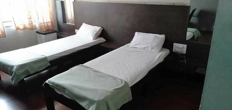 Hotel Iroomz Shivaratna Palace
