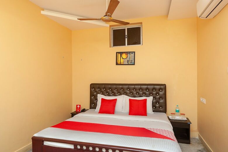 Hotel Oyo 30579 Royal Palace Marina