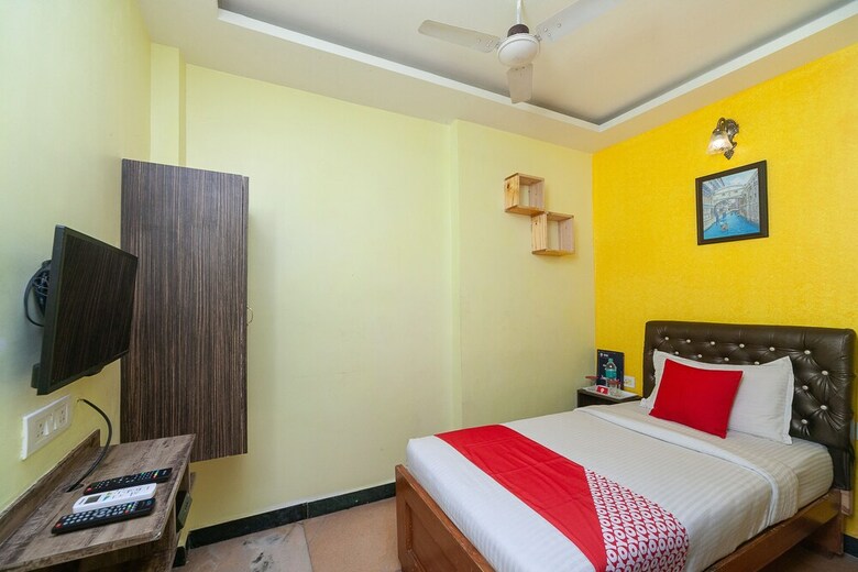 Hotel Oyo 30579 Royal Palace Marina