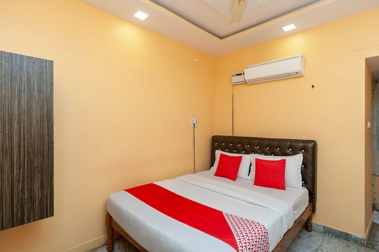 Hotel Oyo 30579 Royal Palace Marina