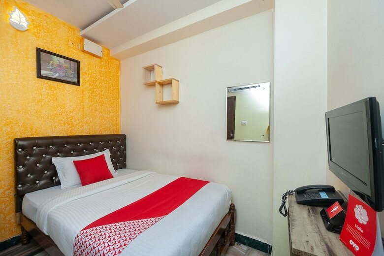 Hotel Oyo 30579 Royal Palace Marina