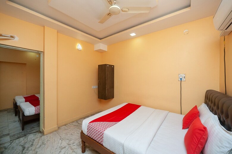 Hotel Oyo 30579 Royal Palace Marina