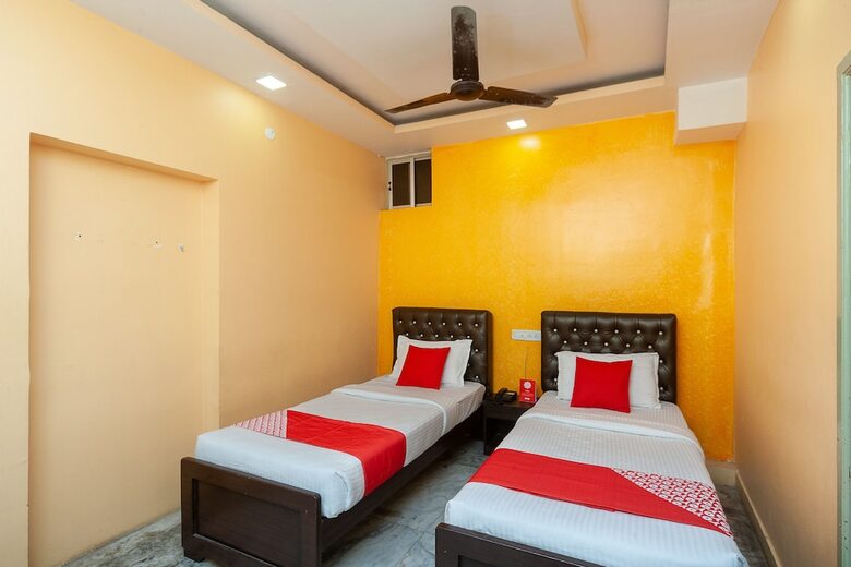 Hotel Oyo 30579 Royal Palace Marina