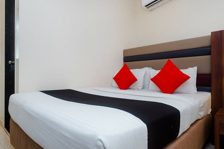 Hotel Capital O 29704 Regal International