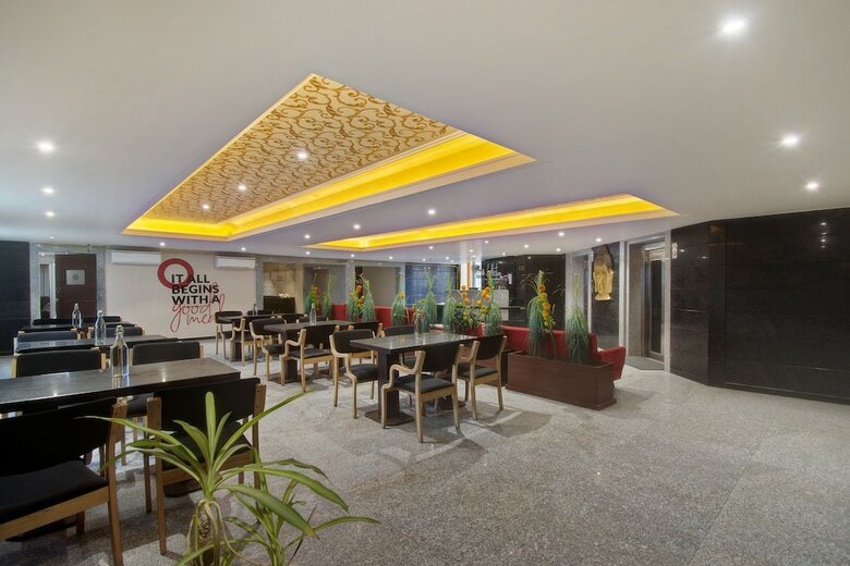 Hotel Collection O 132 New Aatish Market