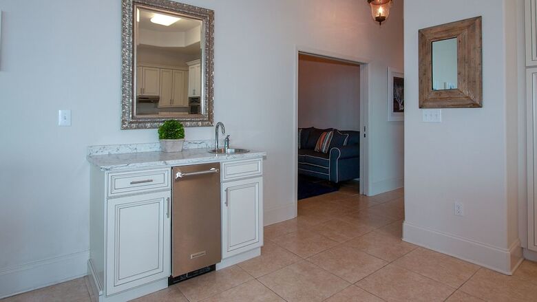 Condo With Bay View And Media Room - Unit Crb0107