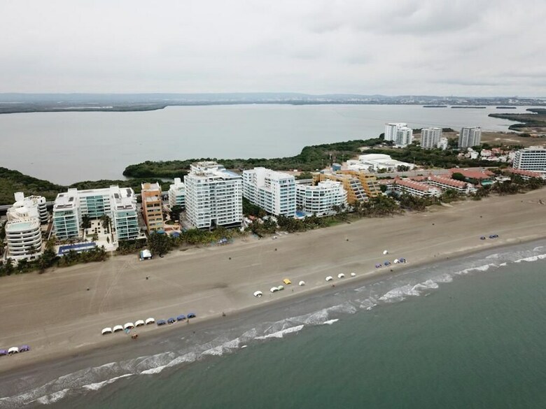 Apartamentos Moderno Edificio Sobre La Playa - Luxury
