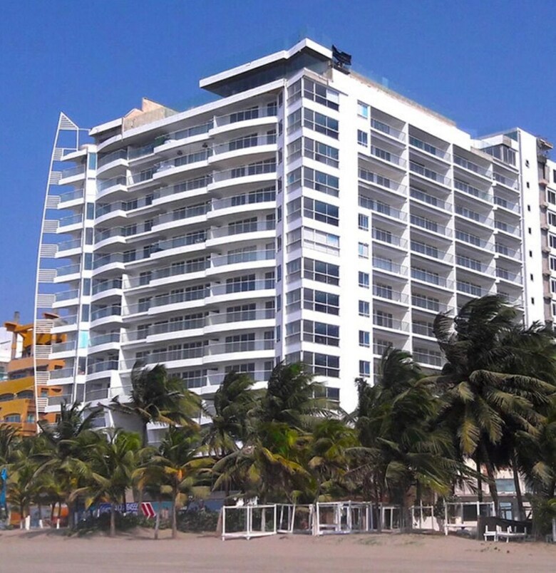Apartamentos Moderno Edificio Sobre La Playa - Luxury