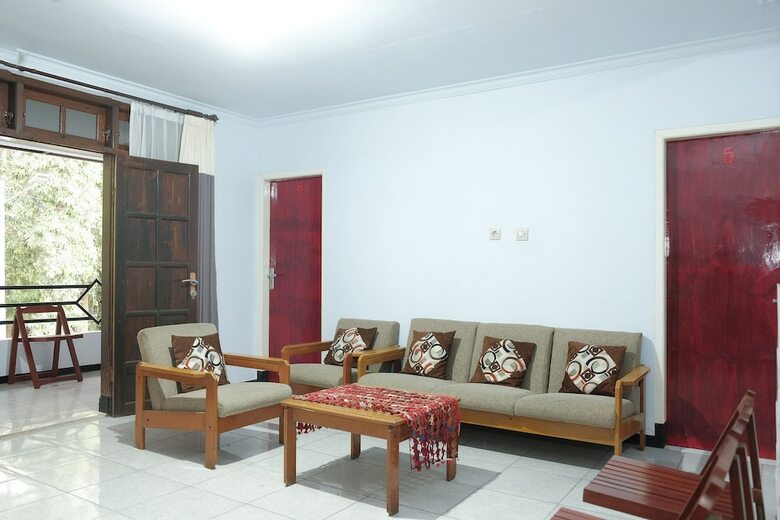 Hostal Oyo 1380 Velodrome Family House
