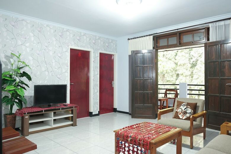 Hostal Oyo 1380 Velodrome Family House