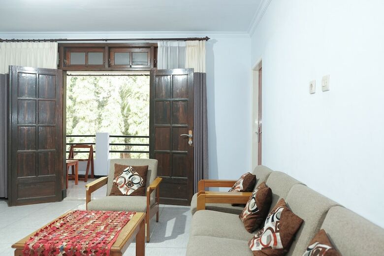 Hostal Oyo 1380 Velodrome Family House