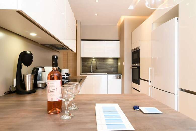 142m� Homm Bright Alimos Apartment With Marina View