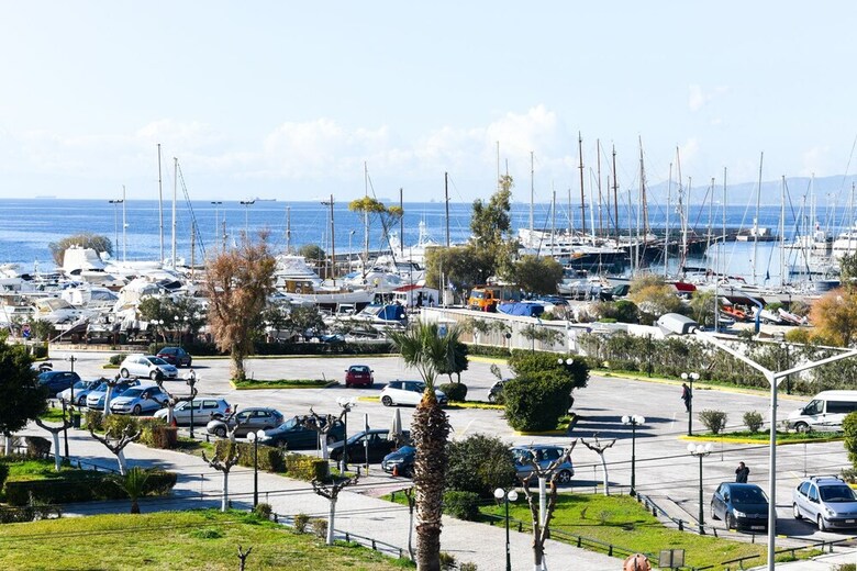 142m� Homm Bright Alimos Apartment With Marina View