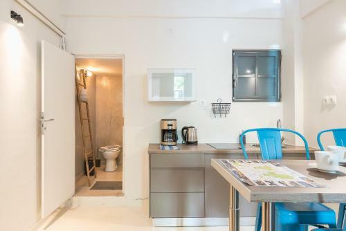 Stylish And Spacious Koukaki Apartment
