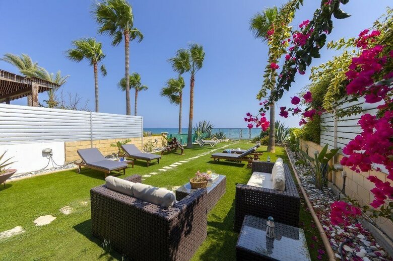 Meneou Beachfront Villa 3