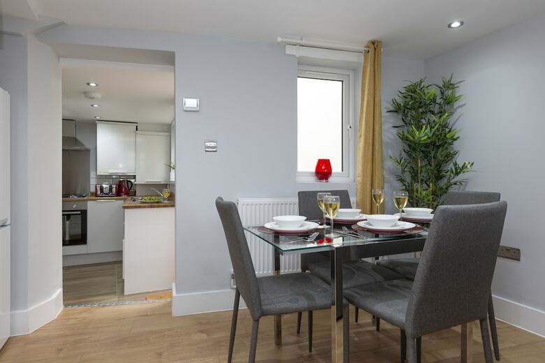 Deluxe Riverview Apartment