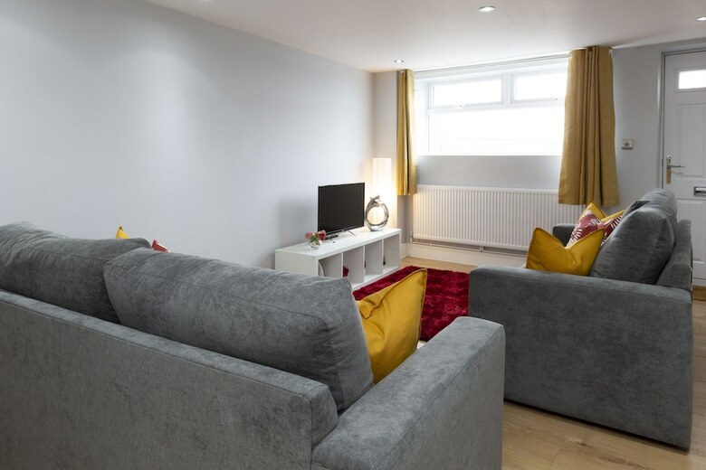 Deluxe Riverview Apartment