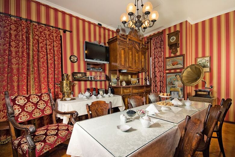 Bed & Breakfast Friends Rooms On Vosstaniya